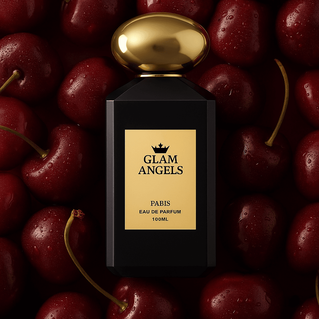 Μπουκάλι αρώματος Glam Angels, μαύρο με χρυσό καπάκι, τοποθετημένο πάνω σε φόντο από φρέσκες κεράσι. Άρωμα τύπου Lost Cherry
